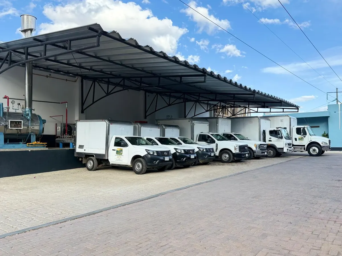 Flota de camiones de reparto de Lácteo Industria Soto distribuyendo quesos al mayoreo en Chiapas y Oaxaca