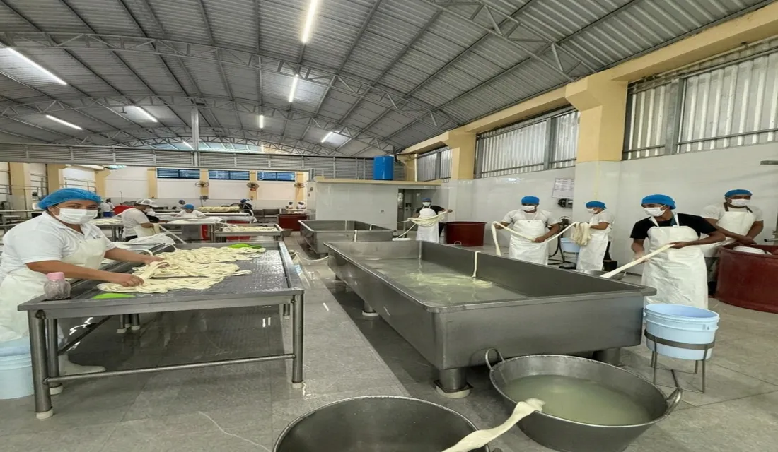 Operario con protocolos bioseguridad en area de producción